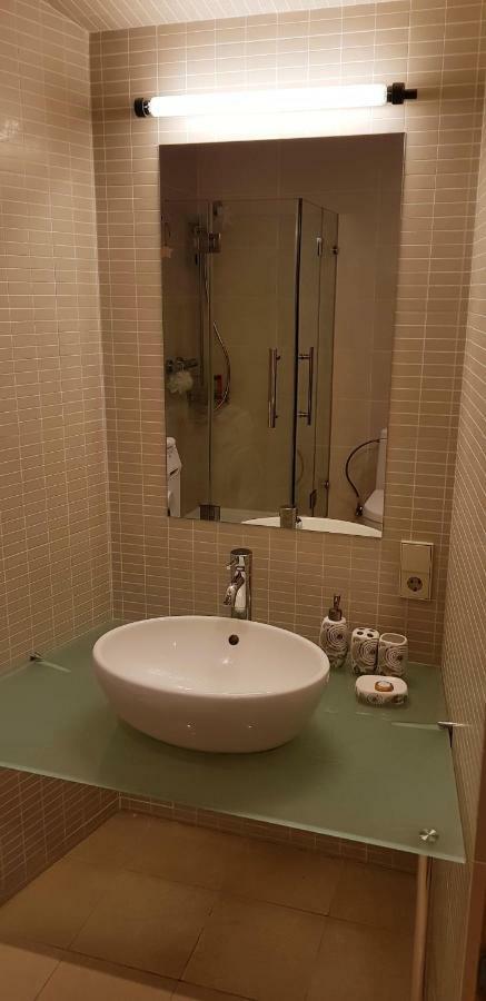 Exceptional Uzupis Bridge 3 Bedroom Apartment Vilnius Exterior photo
